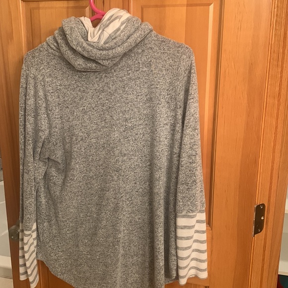 Women’s “My Story” gray and white sweater. - Picture 3 of 5